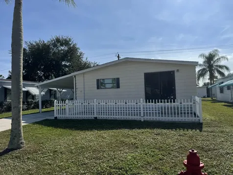 83 Flores Del Norte Fort Pierce FL 34951