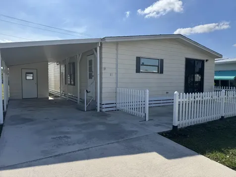83 Flores Del Norte Fort Pierce FL 34951