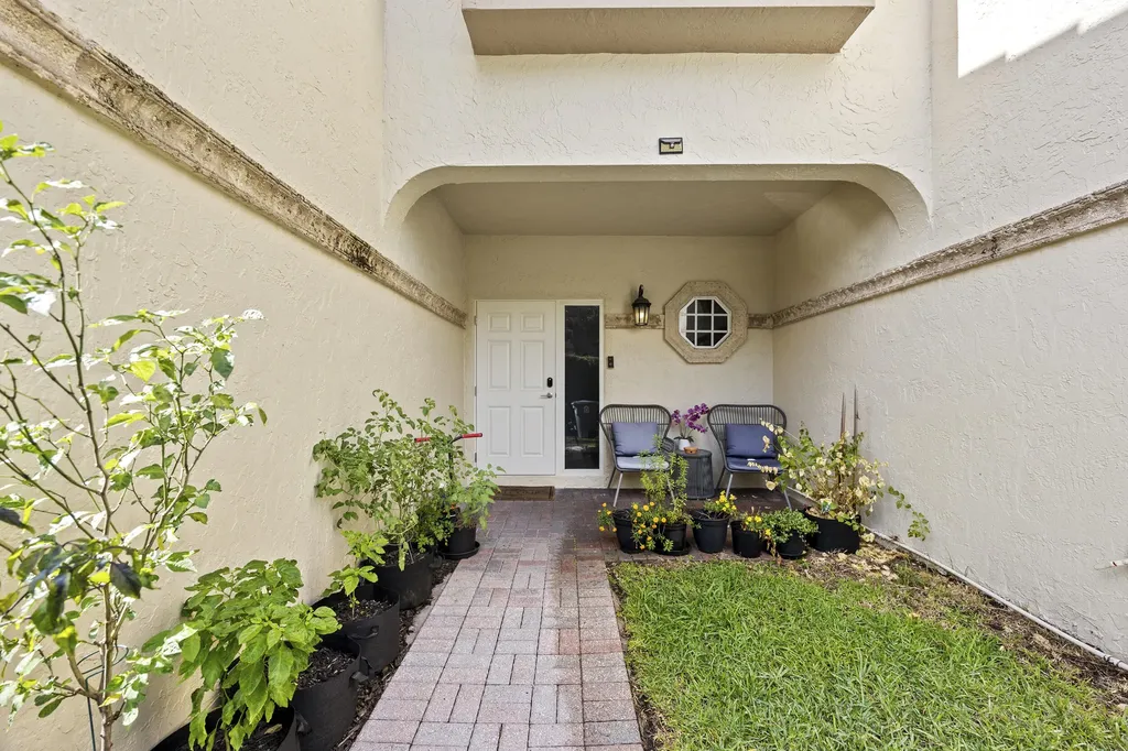 6822 Via Regina Boca Raton FL 33433
