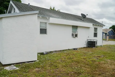 908 W 5th Street Riviera Beach FL 33404