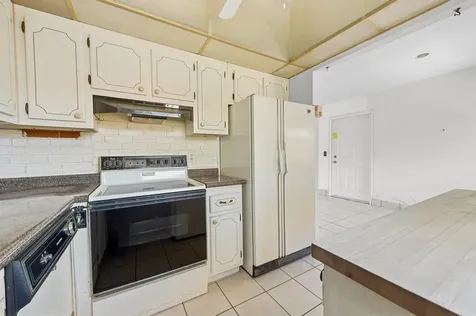 180 Saxony D Delray Beach FL 33446