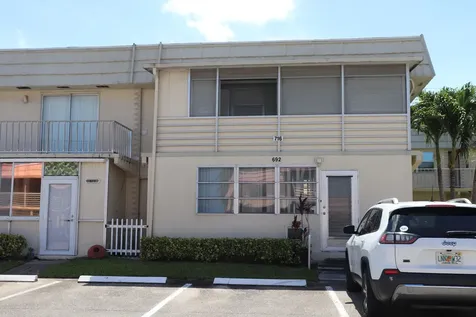716 Saxony O Delray Beach FL 33446