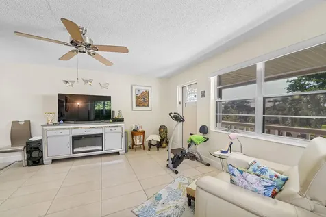 213 Cambridge I West Palm Beach FL 33417