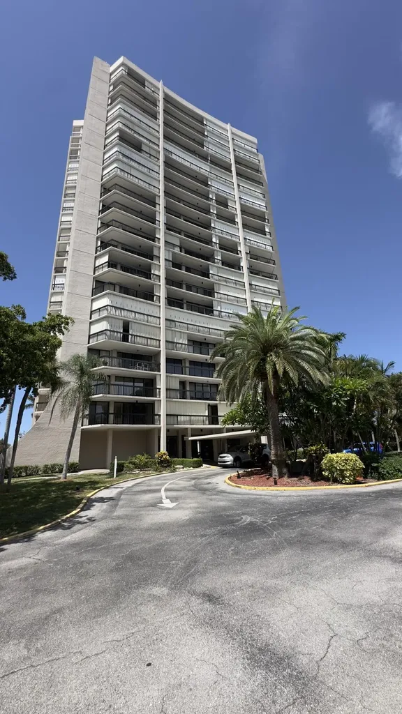 2425 Presidential Way West Palm Beach FL 33401