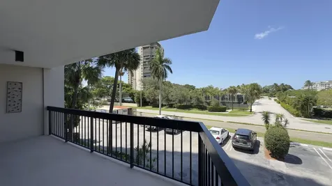 2425 Presidential Way West Palm Beach FL 33401