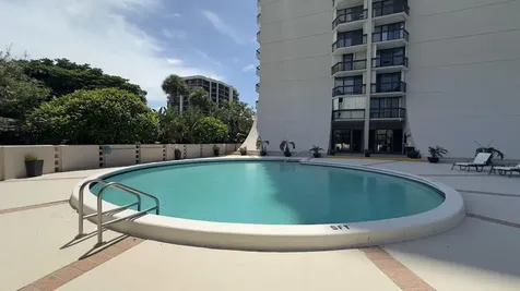 2425 Presidential Way West Palm Beach FL 33401