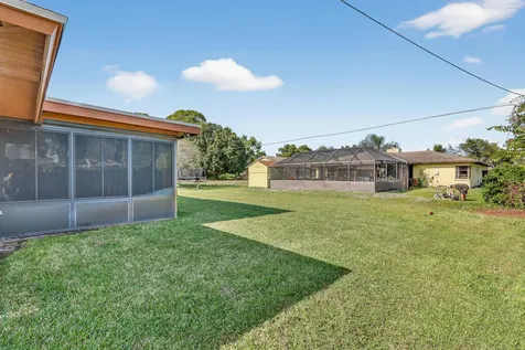 943 Se Brookedge Avenue Port Saint Lucie FL 34983