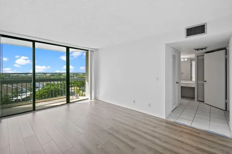 2425 Presidential Way West Palm Beach FL 33401