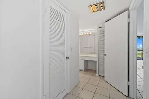 2425 Presidential Way West Palm Beach FL 33401