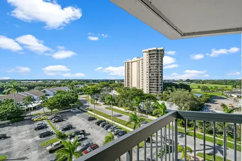 2425 Presidential Way West Palm Beach FL 33401