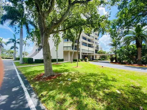 2425 Presidential Way West Palm Beach FL 33401