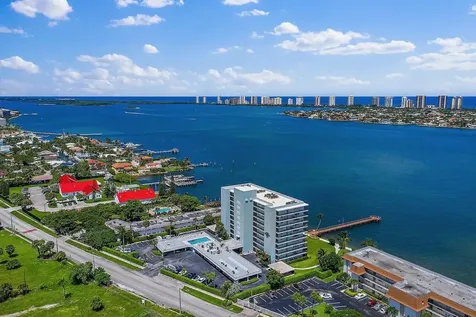 3040 Lake Shore Drive Riviera Beach FL 33404