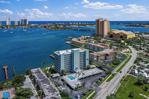 3040 Lake Shore Drive Riviera Beach FL 33404