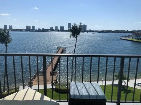 3040 Lake Shore Drive Riviera Beach FL 33404