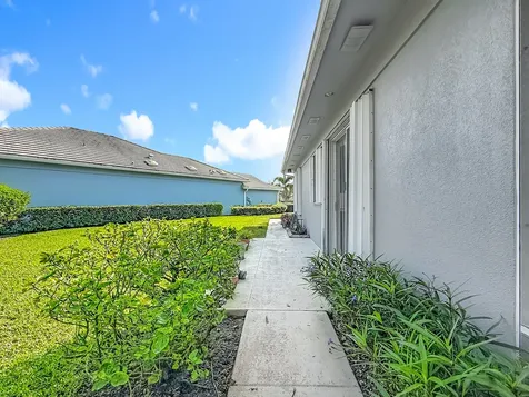 240 Nw Bentley Circle Port Saint Lucie FL 34986
