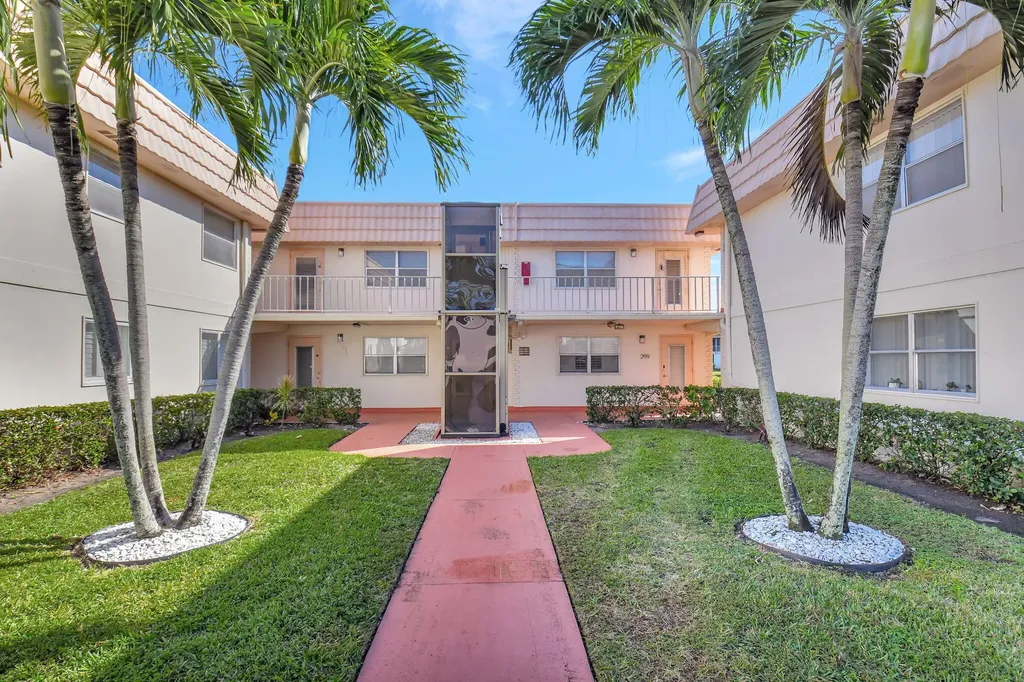325 Saxony G Delray Beach FL 33446