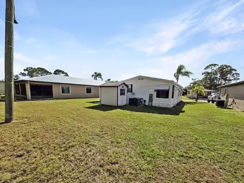 35 Flores Del Norte Fort Pierce FL 34951