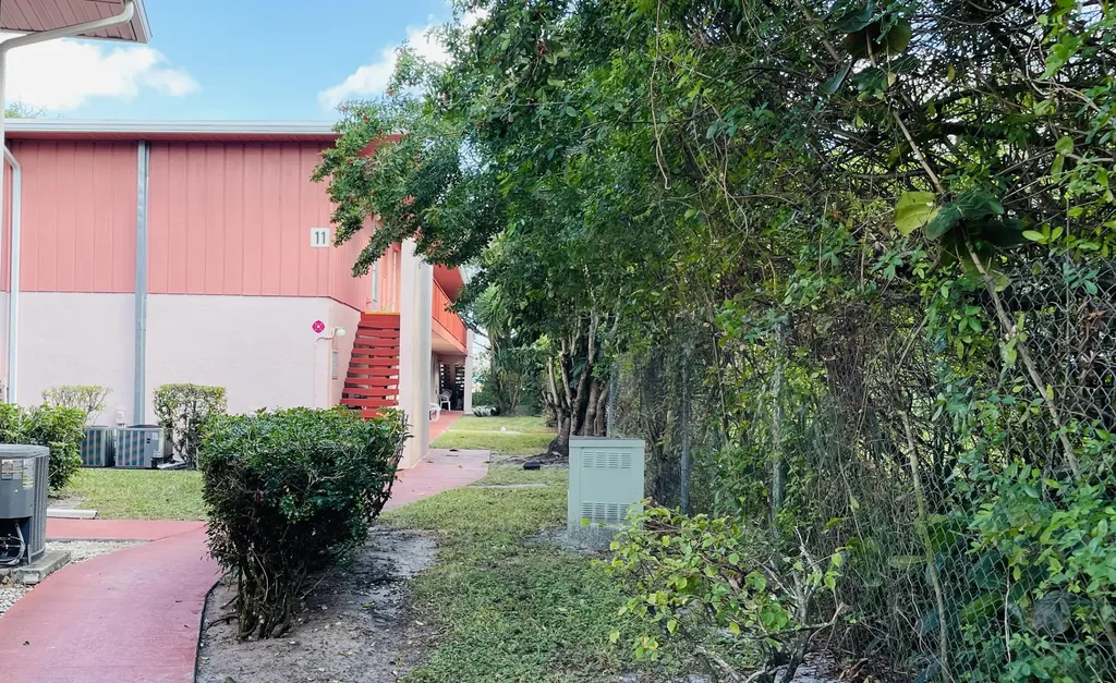 11 Golfs Edge West Palm Beach FL 33417