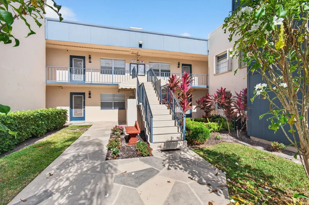 180 Flanders D Delray Beach FL 33484