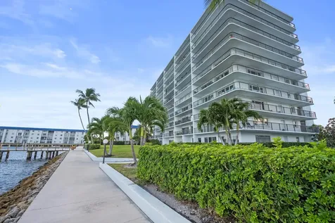 3040 Lake Shore Drive Riviera Beach FL 33404
