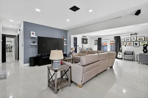 6120 Nw 110th Terrace Hialeah FL 33012