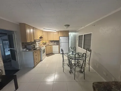 562 Ne 47th St, Lot 393 Deerfield Beach FL 33064
