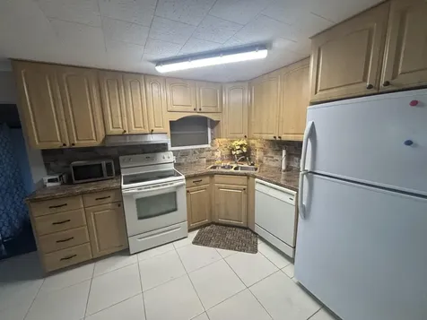 562 Ne 47th St, Lot 393 Deerfield Beach FL 33064