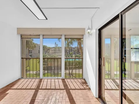 220 Lakeview Drive Weston FL 33326