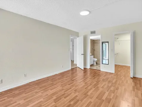 220 Lakeview Drive Weston FL 33326