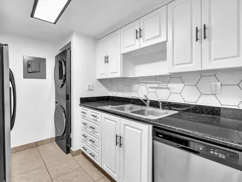 220 Lakeview Drive Weston FL 33326
