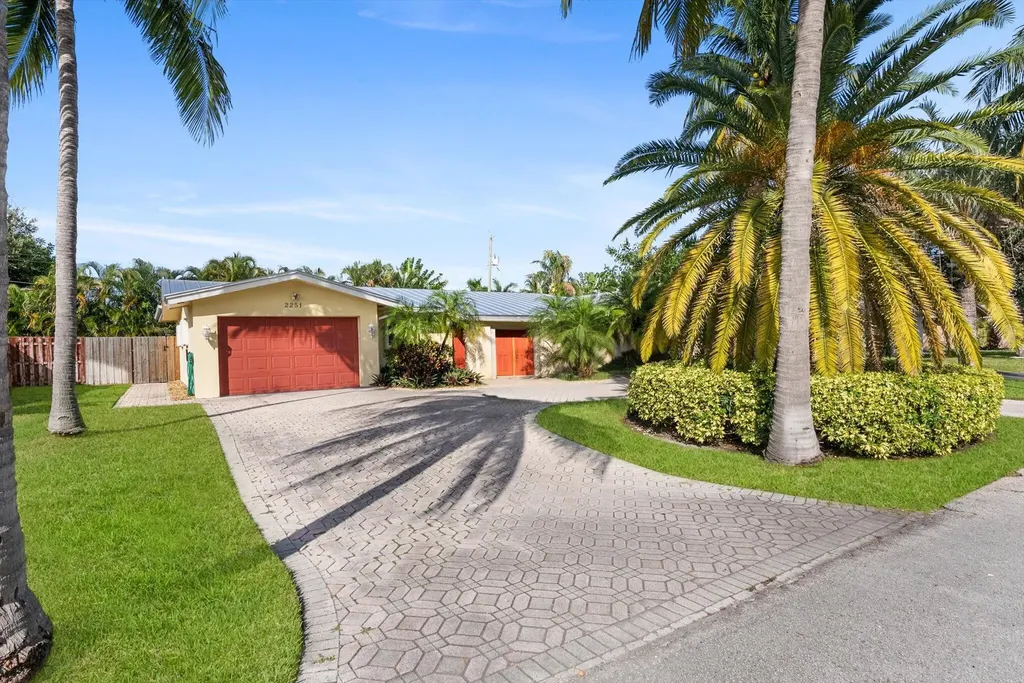 2251 Ne 37th Court Lighthouse Point FL 33064