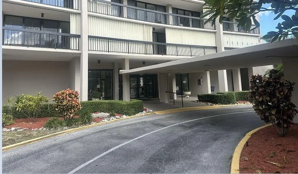 2425 Presidential Way West Palm Beach FL 33401