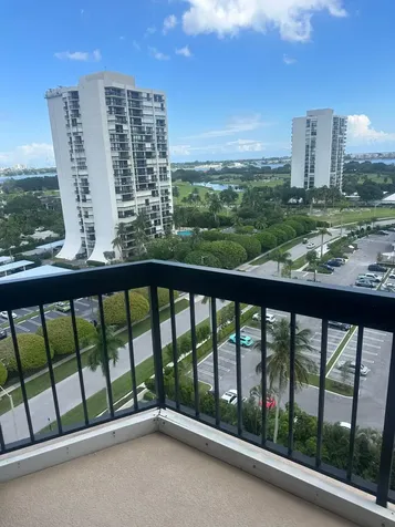 2425 Presidential Way West Palm Beach FL 33401