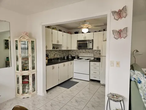224 Burgundy E Delray Beach FL 33484