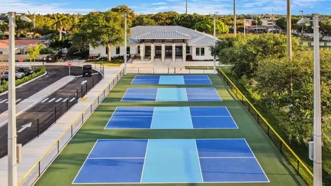 2136 Ne 44th Street Lighthouse Point FL 33064
