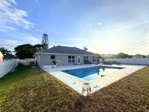 517 Nw Sherbrooke Avenue Port Saint Lucie FL 34983
