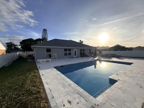 517 Nw Sherbrooke Avenue Port Saint Lucie FL 34983