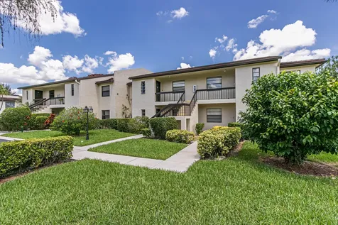 8535 Casa Del Lago Boca Raton FL 33433