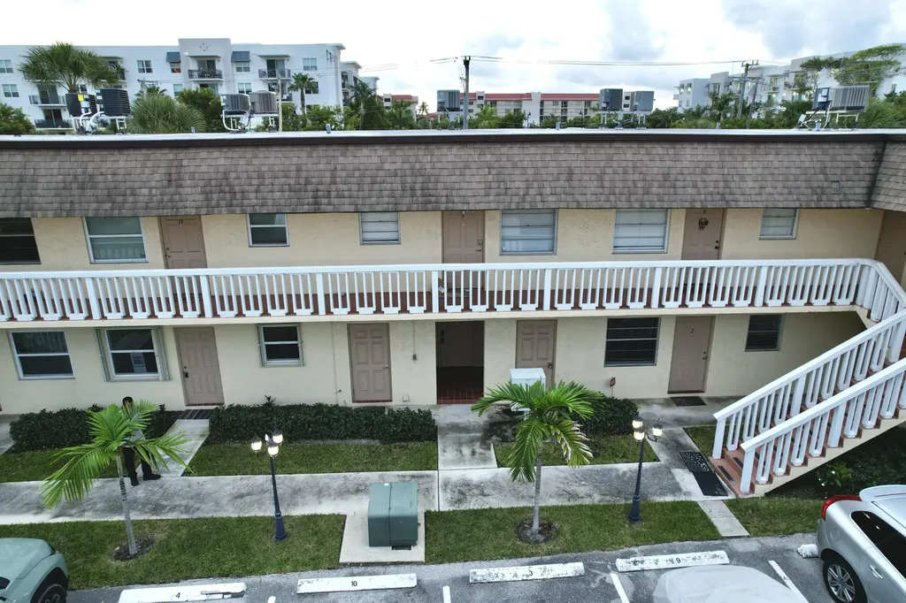 1204 S Lake Drive Lantana FL 33462
