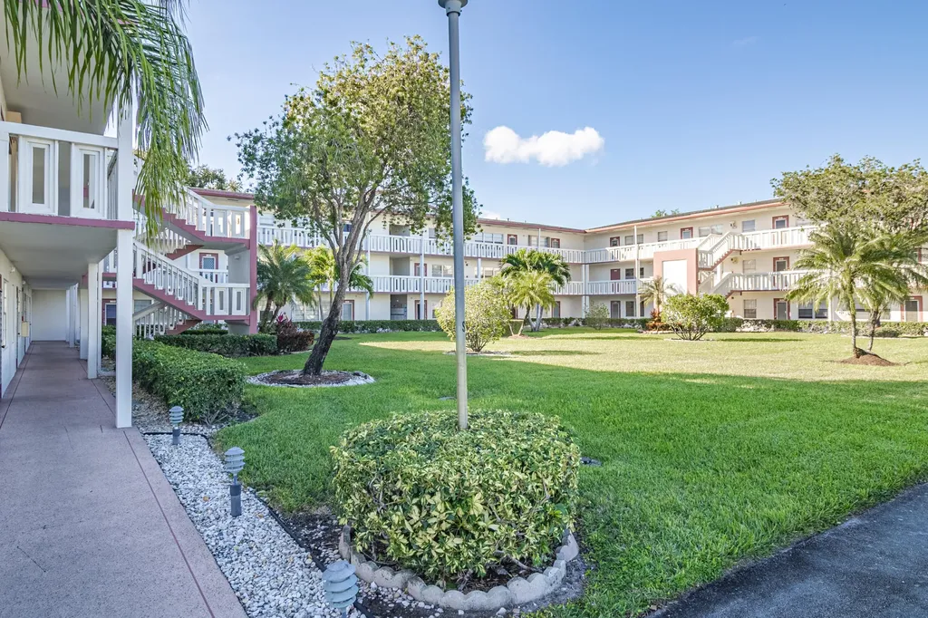 213 Fanshaw F Boca Raton FL 33434