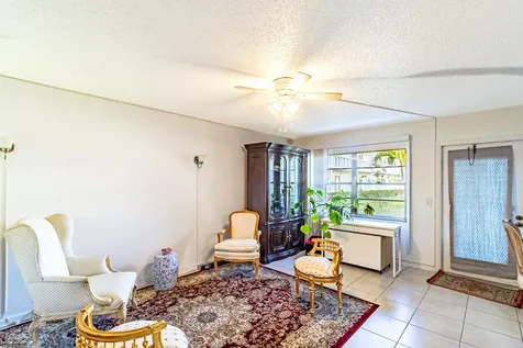 213 Fanshaw F Boca Raton FL 33434
