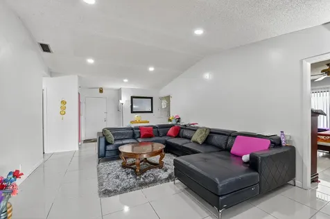 2 Cambridge Place Boynton Beach FL 33426