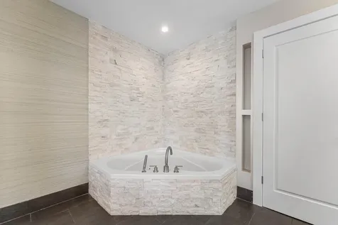 811 Palm Trail Delray Beach FL 33483
