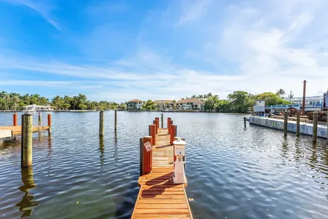 811 Palm Trail Delray Beach FL 33483