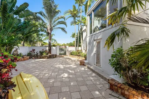 811 Palm Trail Delray Beach FL 33483