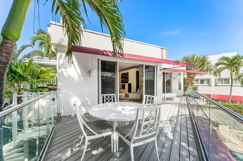 811 Palm Trail Delray Beach FL 33483