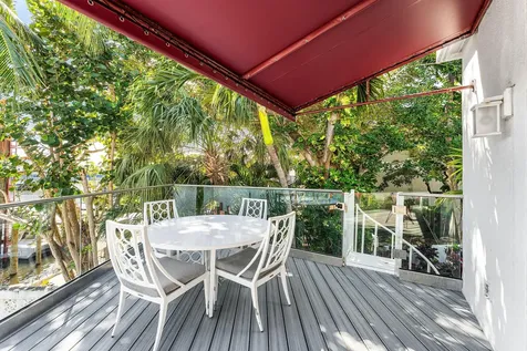 811 Palm Trail Delray Beach FL 33483
