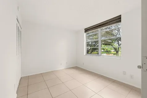 9340 Lagoon Place Davie FL 33324
