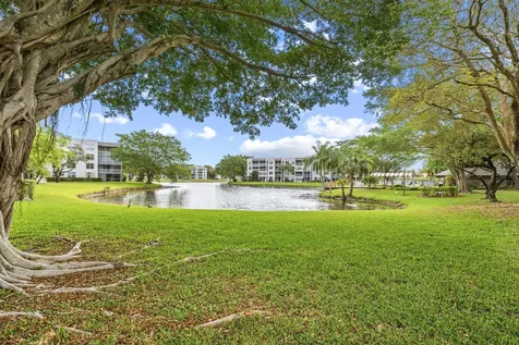 9340 Lagoon Place Davie FL 33324