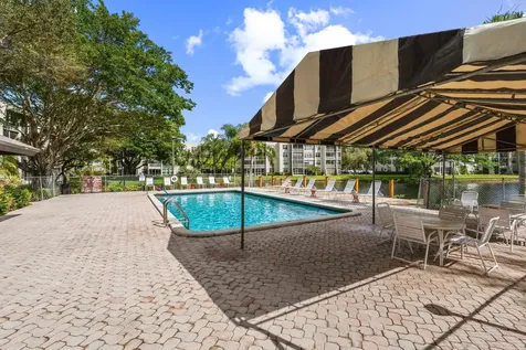 9340 Lagoon Place Davie FL 33324